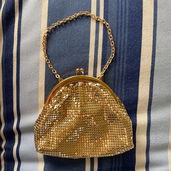 Whiting and Davis White Alumesh Purse, Circa 1940s For Sale  Vintage mid-century Whiting and Davis purse 1940’s